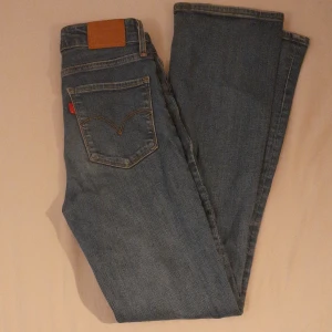Levi's 725 bootcut jeans - Säljer dessa snygga blåa Levi's jeans eftersom de tyvärr blivit för små. Storlek 24/30.
