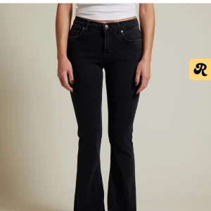 Lågmidjade jeans  - Svarta lågmidjade jeans ifrån bikbok. Storlek xs. Endast testade. Slutsålda i dom flesta storlekarna 