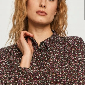 Blinmig klänning - Mörk blommig kortare klänning Märke Jacouline de yong Storlek 38, tts Inga anmärkningar