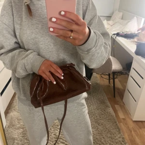 Brun clutch väska ”dumpling bag” - Säljer en brun clutch väska💕 Den är köpt från shein för länge sedan. Perfekt väska.