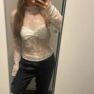 Vit spetsblus med lång ärm - Vit spetstopp från Nelly🤍Oanvänd i stl M