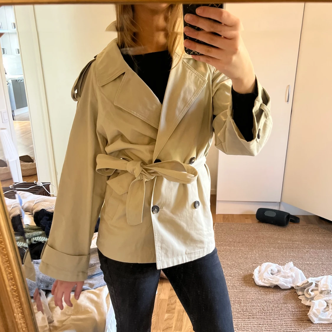 Beige trenchcoat med knytbälte