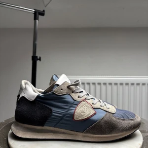 Philippe Model skor - Snygga Philippe Model skor i fint skick, box medföljer. (Strorlek 40 fits 41) en tvätt så ser dom fina ut. Hör gärna av dig om det är något du funderar över. Leon