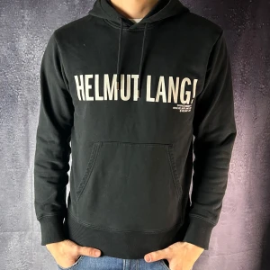 Helmut Lang hoodie - Helmut Lang hoodie. Storleken är S, modellen på bilden är 186 cm 73kg. | följare får 100kr rabatt🙌