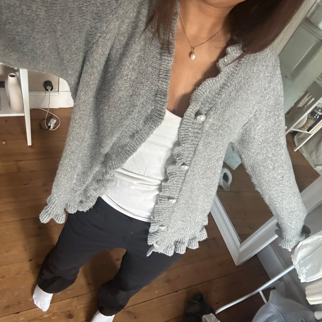 Grå kofta med volangdetaljer - 1