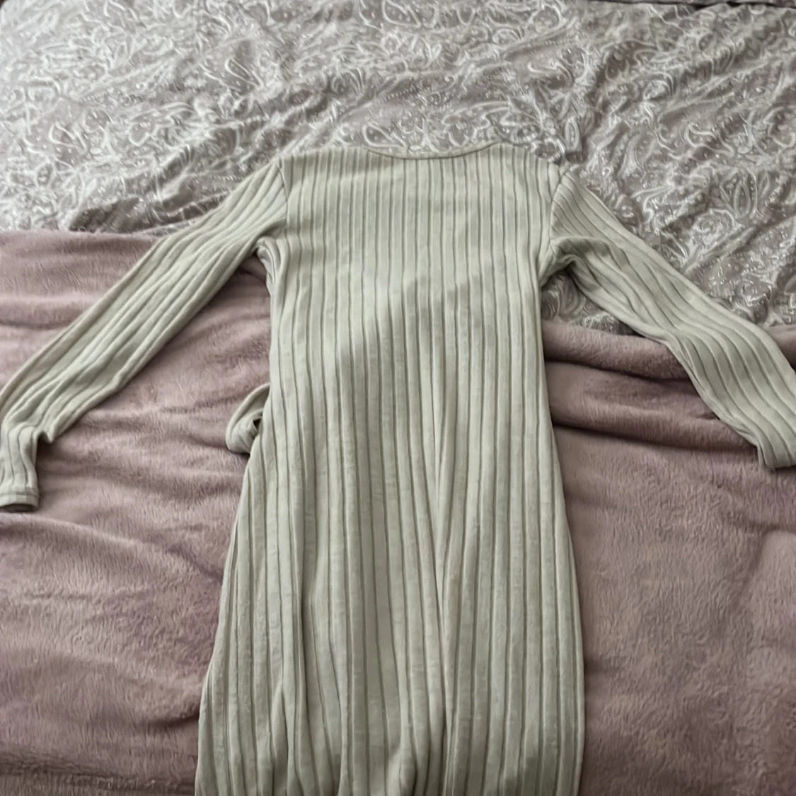 Beige ribbad omlottklänning - 2