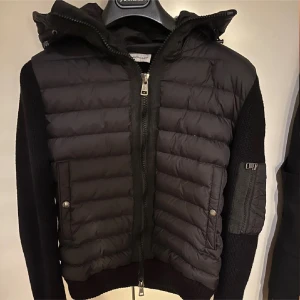 Monclear cardigan -  säljer min svarta  moncler cardigan för den har blivit lite för liten och för att jag inte använder den så mycket. Jag har påsen och tagsen kvar men inget kvitto då jag fick den i present. Ny pris 10000 den är i medium men sitter mer som Small. Självklart äkta .PRIS ÄR INTE HUGGET I STEN 