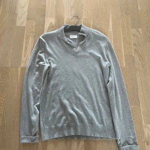 Half zip från lindbergh - Grå half zip från lindbergh som är använd i sparsamt skick, storlek s! Kom pm för mer bilder🤠
