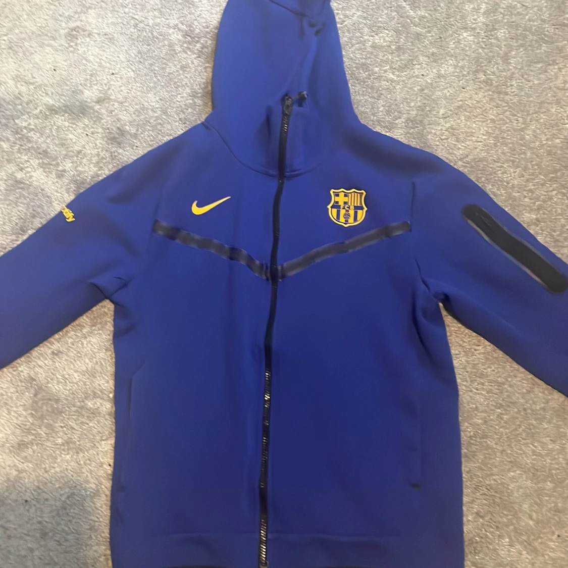 Blå Nike techfleece med Barcelona logga.