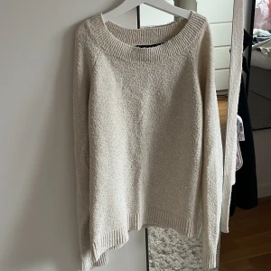 Stickad tröja från Vero Moda - Använt cirka 10 gånger, blivit lite nopprig i tvätten