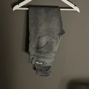 Dondup George - Snygga Dondup jeans i modellen George. Skick 7/10 och storlek 32 men sitter mer som en 31. Dm vid mer info.