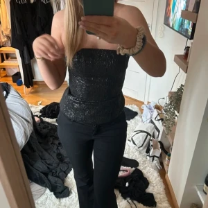 svart tubtopp - super fin svart glittrig bandeau topp! använd 1 gång ❤️liten i storleken så skulle säga den passar en 36 också