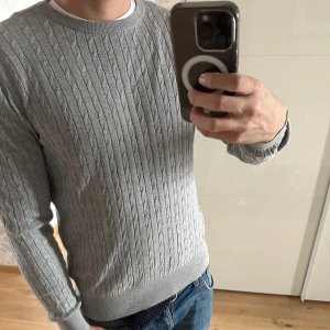 Grå kashmir tröja Dressmann  - Säljer min kabelstickade tröja från Dressmann i en kashmirblandning, då den har blivit för liten för mig! 😁