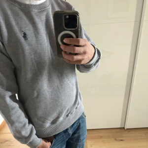 Grå Sweetshirt Ralph Lauren - Säljer en snygg och simpel sweetshirt från Ralph Lauren! Nästan intill aldrig använd