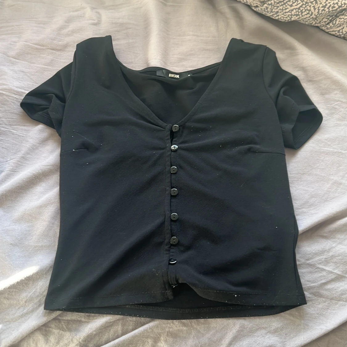 Svart kortärmad topp från Bik Bok