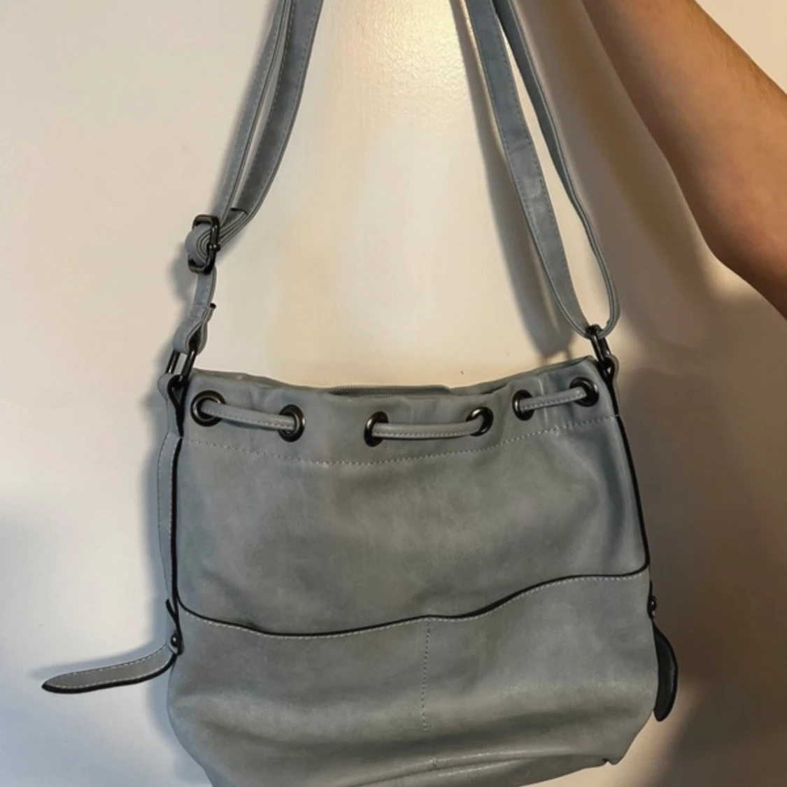 Ljusblå axelväska med snörning - 1