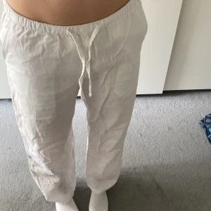 Vita linnebyxor - Vita linnebyxor från Gina i storlek 146/152. Jag är 160 och dom är lite korta på mig och det är därför jag säljer dom❤️
