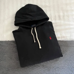 Ralph Lauren Hoodie - Säljer denna Ralph Lauren Hoodie i storlek M. Hoodien är i mycket fint skick!