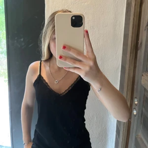 Linne med spets kant - Linne i storlek S bra passform och justerbara band🥰