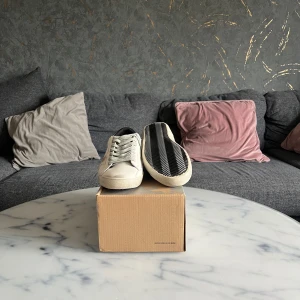 Golden Goose - Tjo 😝golden goose skor vit ⚪️ färg mycket bra skicka snabb affär helst pris diskuterbart annat medföljer för mer funderingar skicka ett dm tack ha de gott!☺️