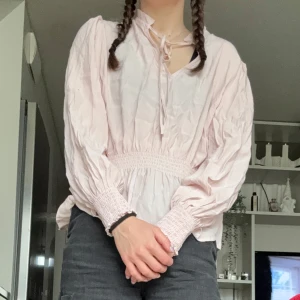 Rosa blus  - OBS!! ALLA MINA PLAGG GRATIS VID UPPHÄTMNING I RÅCKSTA!!! Fin ljusrosa blus med passformning i stretch. Fin till sommaren! Skönt tunt luftigt tyg. Legat ihopknöglad i garderoben, därav skrynklig. Får den hänga fritt på galge lär den räta ut sig :) 