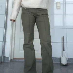 Olivgröna lågmidjade byxor - Säljer de efterfrågade byxorna från H&M pga att de inte kommer till användning💕💕Storlek 40. Skriv vid frågor☺️