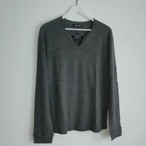 Grå långärmad tröja från Zadig & Voltaire - Säljer en grå långärmad tröja från Zadig & Voltaire i extra fin merinoull. Tröjan har ett unikt svart tryck på ryggen och en liten v-ringning framtill. Perfekt för dig som gillar stilrena plagg med en twist.