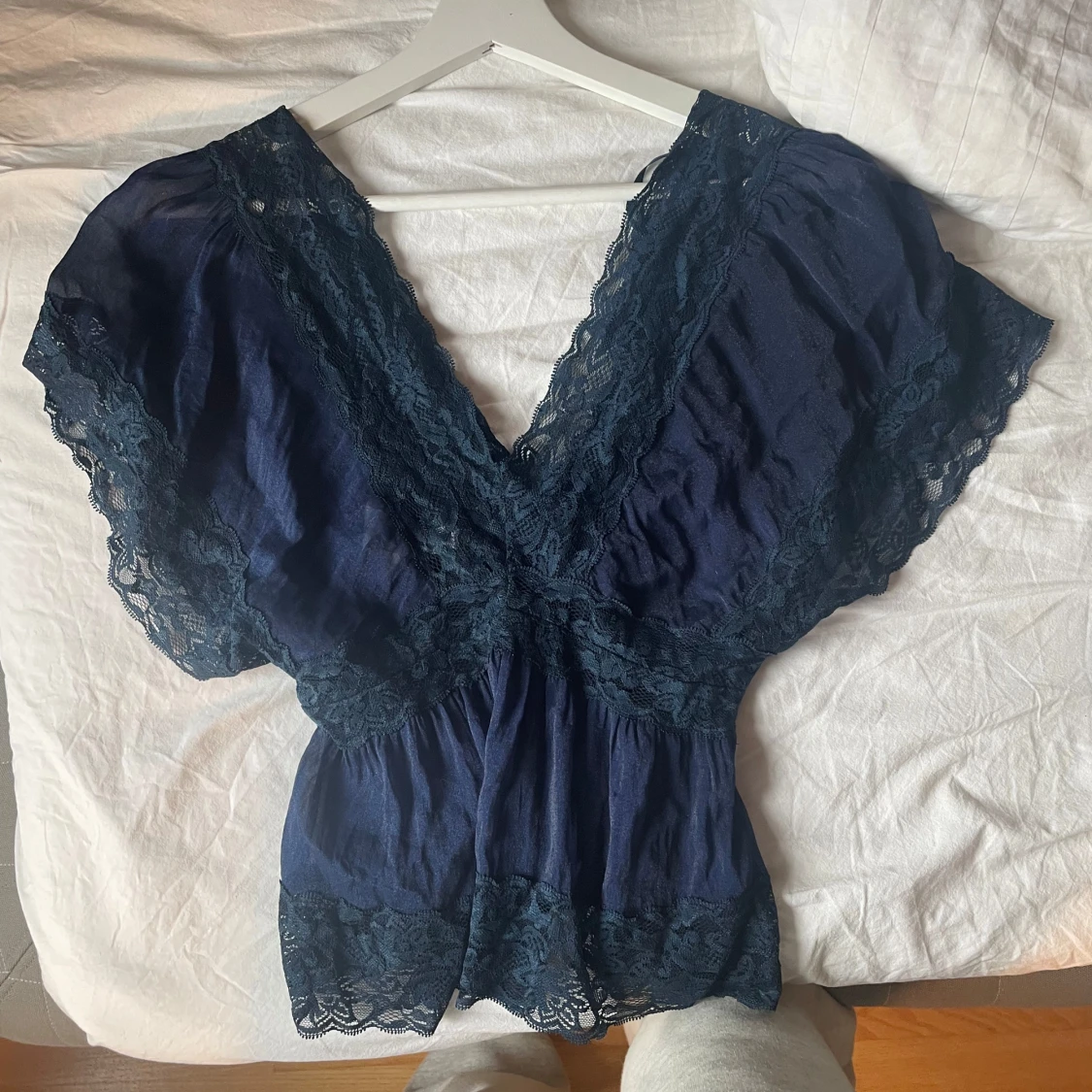 Mörkblå blus med spets och knappar - 1