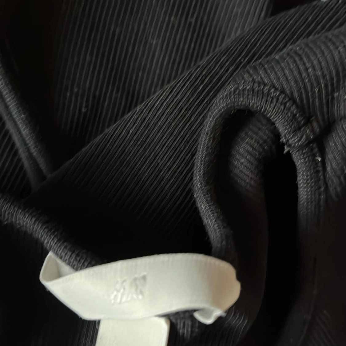 Svart ribbad ärmlös klänning från H&M - 2