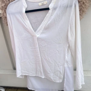 Vit v-ringad blus  - Säljer en tunn och luftig vit blus från 365 med v-ringning och långa ärmar. Blusen har en avslappnad passform och är gjord i ett lätt material. Perfekt för stranden över en bikini eller till en fin somma outfit. SKRIV INNAN KÖP❤️❤️