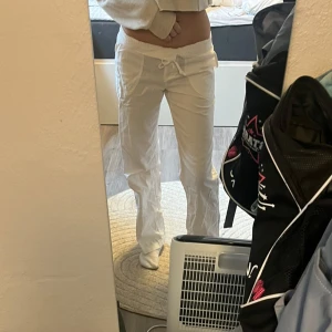 Vita linnebyxor - Säljer ett par vita linnebyxor.  Byxorna har raka ben och fickor både fram och bak. Storlek s och mycket bra skick!