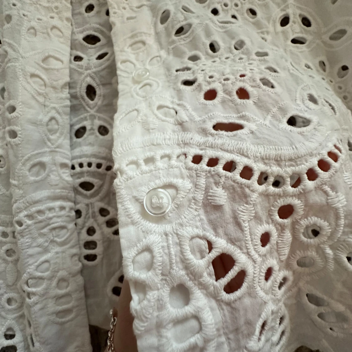 Vit broderad blus från H&M - 3