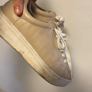 Beige sneakers med krokodilmönster från Duffy - Dom är i bra skick använda en gång men dom är tyvärr lite försmå.