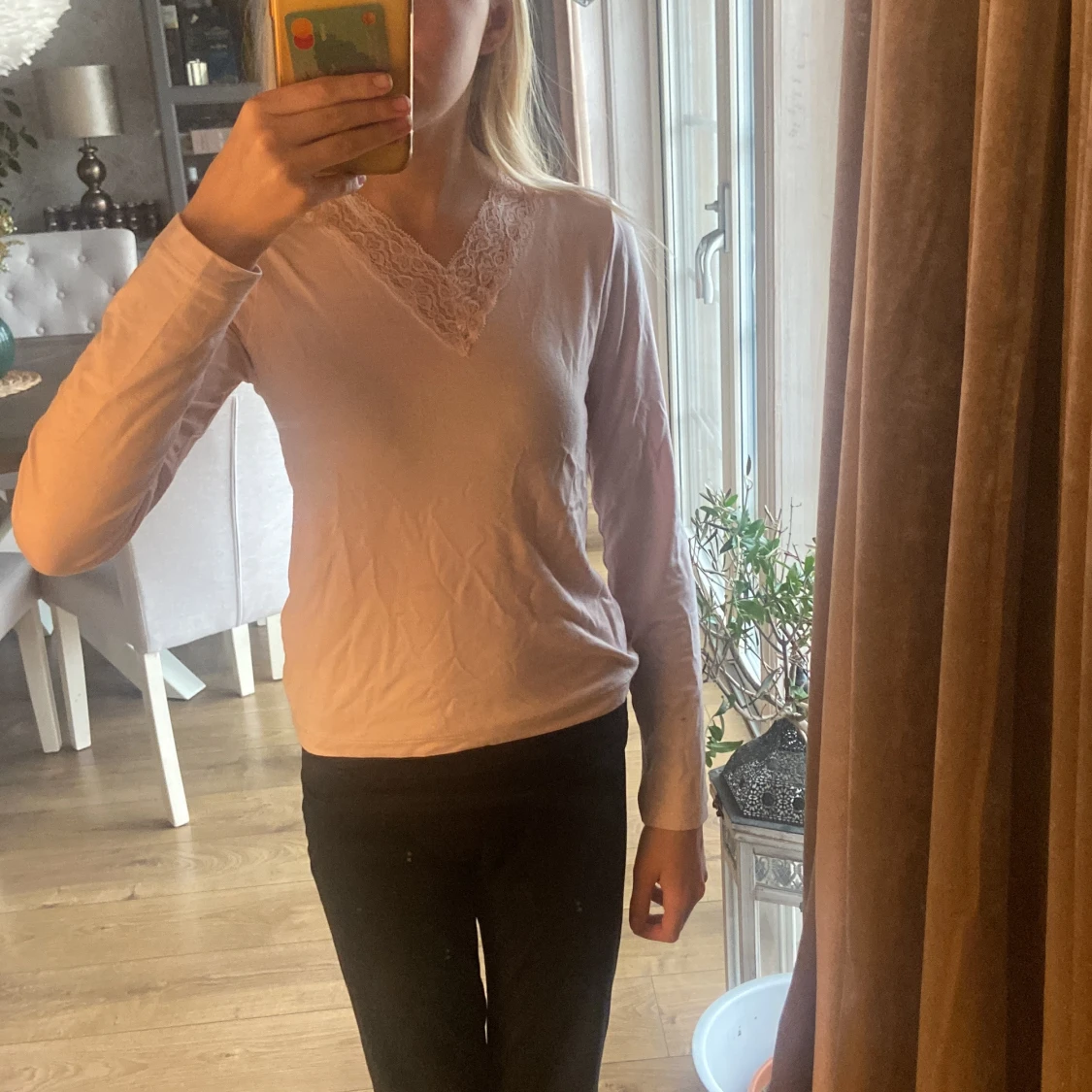 Ljusrosa långärmad topp med spetsdetalj - 4