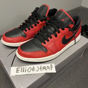 Nike Air Jordan 1 Low Reverse Bred  - Nike Jordan 1 Low Reverse bred  Size 44/US10.0 Cond 9,5/10. Unna dig ett par fina billiga skor för sommaren. Nypris 2000 när jag köpte de och bara använda enstaka gånger!