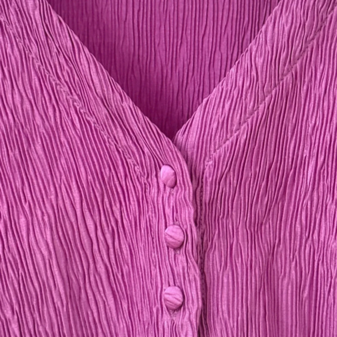 Lila plisserad kofta med v-ringning - 1