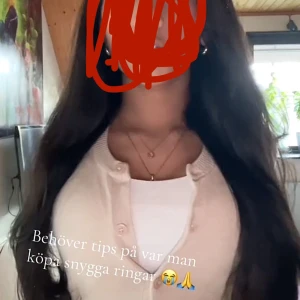 Beige kofta från Gina Tricot - Säljer en ljusbeige kofta från Gina Tricot med v-ringning och knappar framtill. Koftan är långärmad och har en mjuk, ribbad struktur. Perfekt att slänga över ett linne eller t-shirt för en enkel och snygg look.