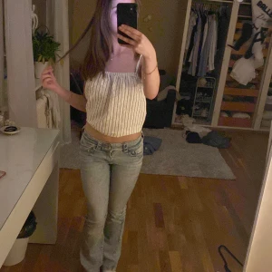 Boot cut low waist ljus blå jeans - Ljusblå jeans, jag beställde för ca en månad sedan ett par av dessa men råka beställa två. Har använd några få gånger men är i mycket bra skick!💕💕