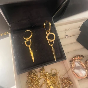 Maria Nilsdotter örhängen, guld - Intressekoll på mina Maria örhängen, 1 bitten earring och 1 chaos queen! Säljs enbart i par vid bra bud! Osäker på om jag vill sälja, öppen för byten❤️