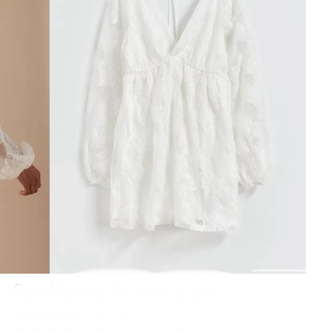 Vit spetsklänning med v-ringning och långa ärmar - 1