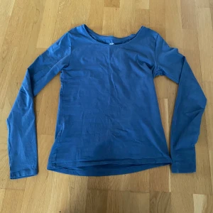 Blå långärmad topp från 157 - Säljer en basic blå långärmad topp från 157 i mjuk bomullsblandning. Perfekt till skolan eller en lugn dag hemma🥰❤️. Storlek xs.