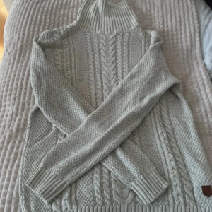 Stickad tröja  - Snygg beige stickad tröja gen jack & jones