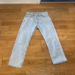Weekday Space jeans - Säljer ett par ljusblå Weekday Space jeans i storlek W30 L32. Byxorna är i mycket bra skick och inköpta från Weekdays hemsida men kvitto saknas. Hör gärna av dig vid frågor eller om det önskas fler bilder!
