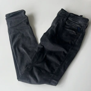 Replay jeans! - Säljer ett par svarta slimmade replay jeans. Perfekt nu till påsk och skicket är 7/10. [W28 L32]. Nypris = 1800kr. Pris går att diskuteras vid snabb affär. Bara att höra av sig vid minsta fundering 💯