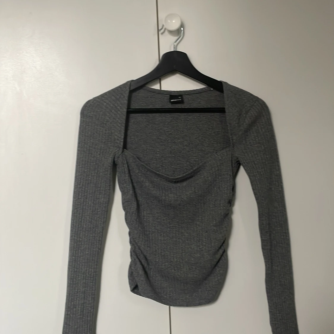 Grå ribbad topp från Gina Tricot