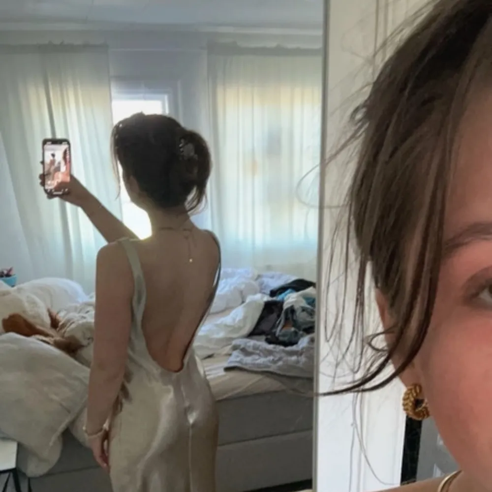 Säljer en elegant långklänning i skimrande champagnefärgad satin. Klänningen har djup urringning fram och öppen rygg, med smala axelband och figurnära passform. Perfekt för Balen! Slutsåld!🥰Den har lite tecken på användning men inget tydligt!. Mekot.