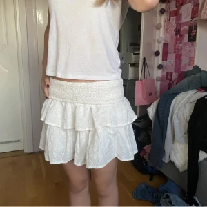 Söt volangkjol - Säljer denna, fint skick. Strl xs o superfin till sommaren!! Hör av er vid frågor. 🥰