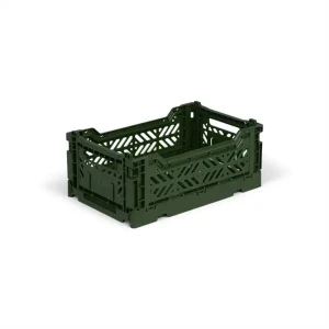 Grön vikbar förvaringslåda fra HAY - Säljer en mörkgrön vikbar förvaringslåda i plast fra HAY. Perfekt för att organisera småsaker hemma, på kontoret eller i bilen. Lådan är stapelbar och har ett snyggt, luftigt mönster på sidorna. Enkel att fälla ihop när den inte används.