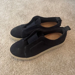kurt geiger skor  - svarta fina kurt geiger skor utan snörning i bra skick. öppen för byten och pris går att diskutera!🥰