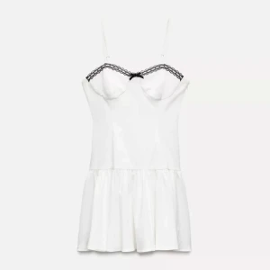 Vit kort klänning med spetsdetalj - Säljer denna klänningen från Zara som är slutsåld i storlek Xs!! Älskar den såååå mycket och den är jätte snygg! Däremot för liten🥰🥰 tryck helst inte på köp nu på direkten, utan skriv gärna till mig först ! Kom med prisförslag osv! Ni är välkomna att köpa 👙☀️🌺